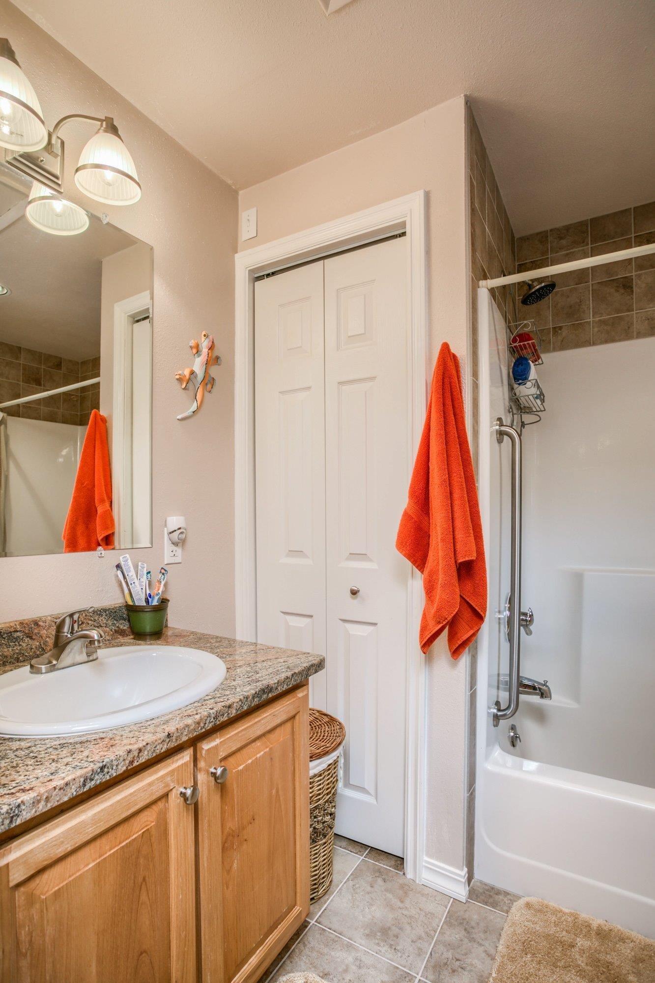 2818 South River Road Grants Pass, OR 97527 - Photo 25 of 35 Bathroom of guest quarters!