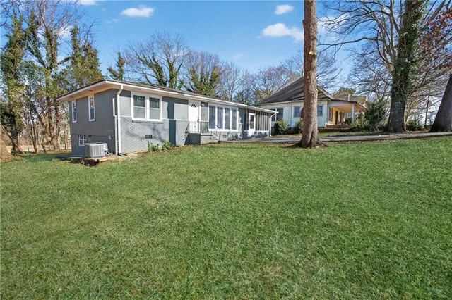 a view of a house with a yard