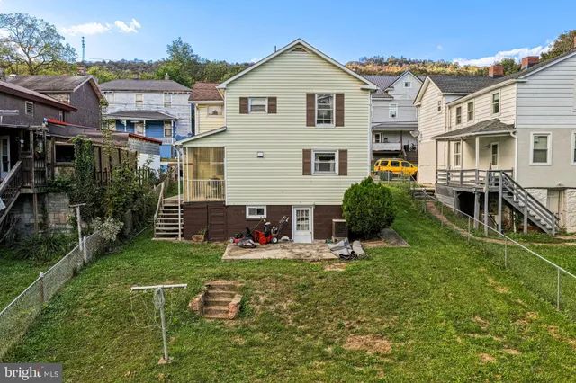 a view of a house with backyard