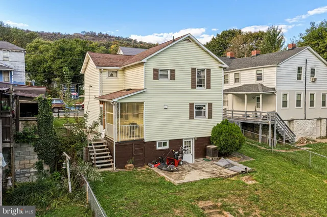 a view of a yard in front of house