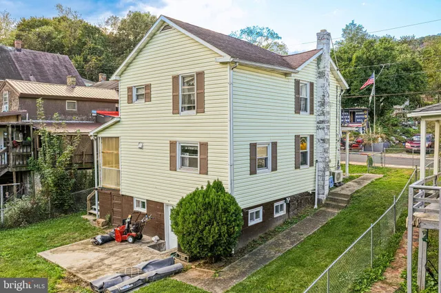 a view of a house with backyard