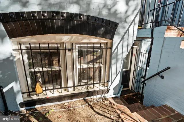 a view of entryway with a front door