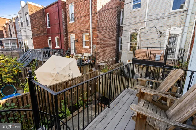 a chairs and a table in a backyard