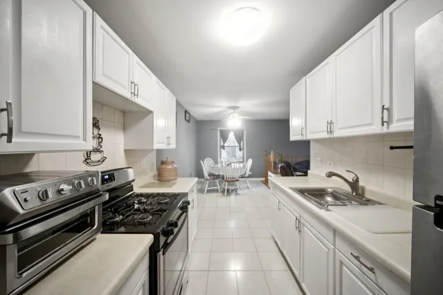 $209,000 | 408 Farmingdale Circle, Unit 408, Vernon Hills, IL 60061