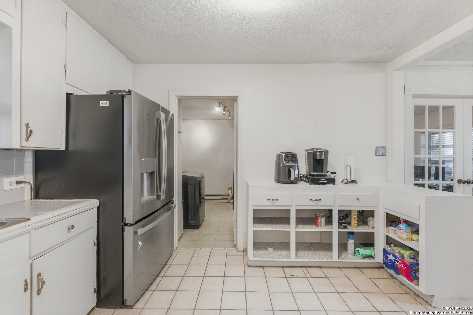 118 Raleigh Place San Antonio, TX 78201 - Photo 12 of 25 a kitchen with stainless steel appliances a stove and a refrigerator