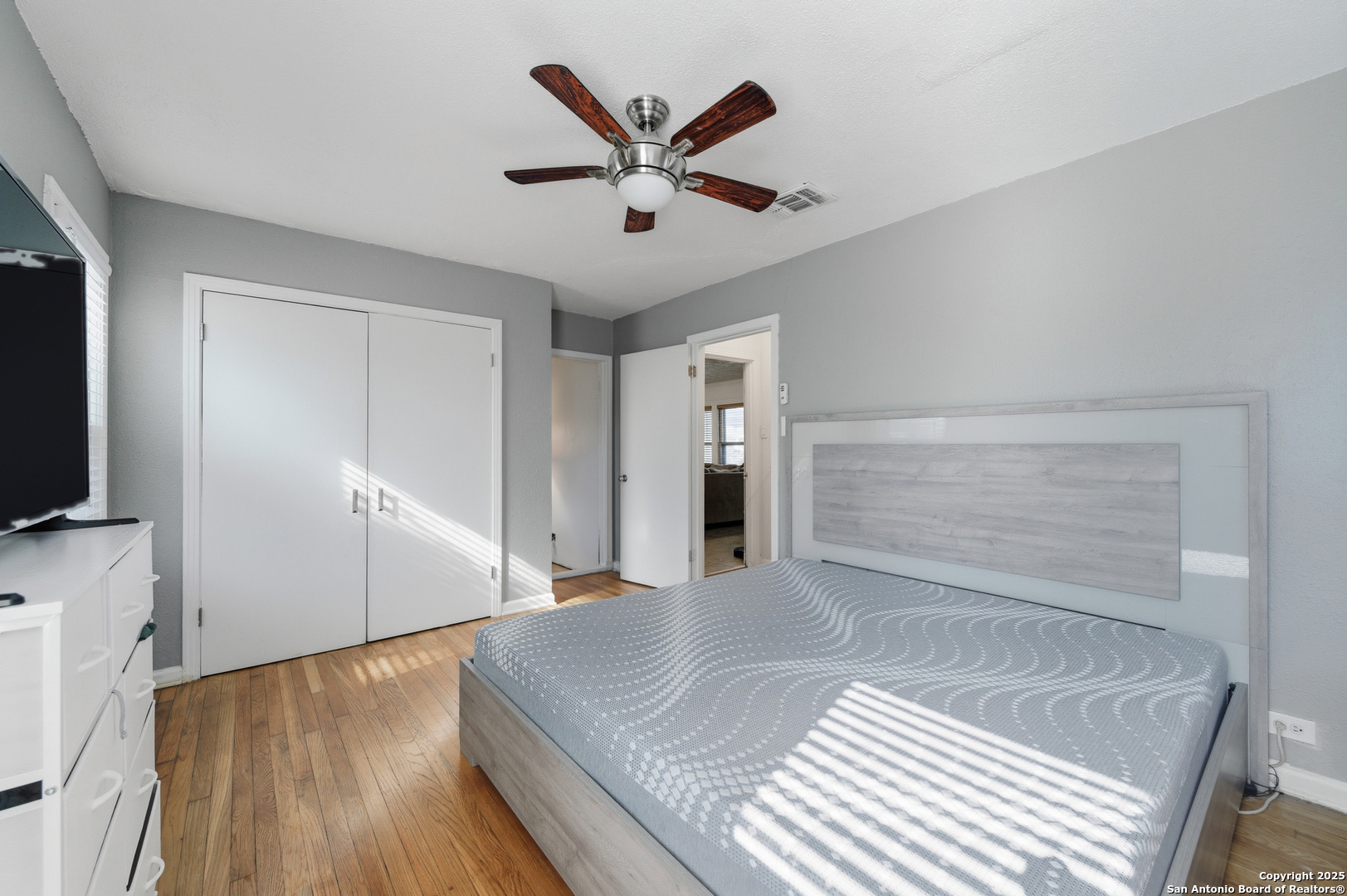 118 Raleigh Place San Antonio, TX 78201 - Photo 15 of 25 a view of a livingroom with a ceiling fan and wooden floor