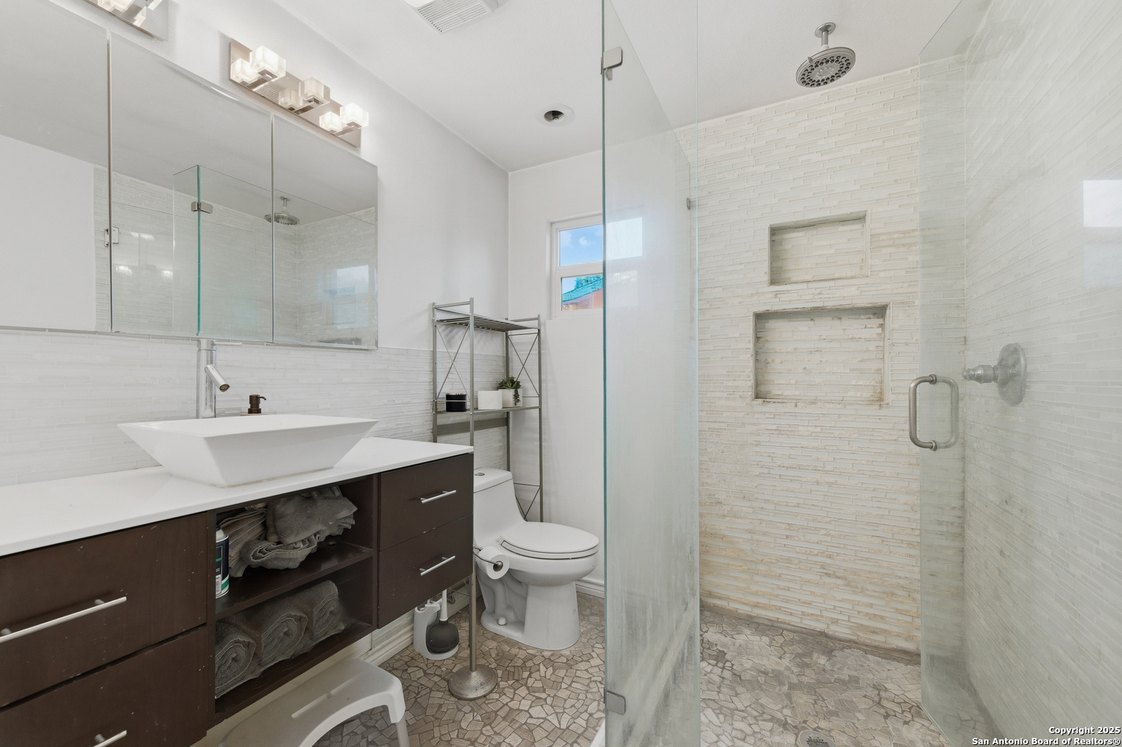 118 Raleigh Place San Antonio, TX 78201 - Photo 16 of 25 a bathroom with a sink a toilet a mirror and shower