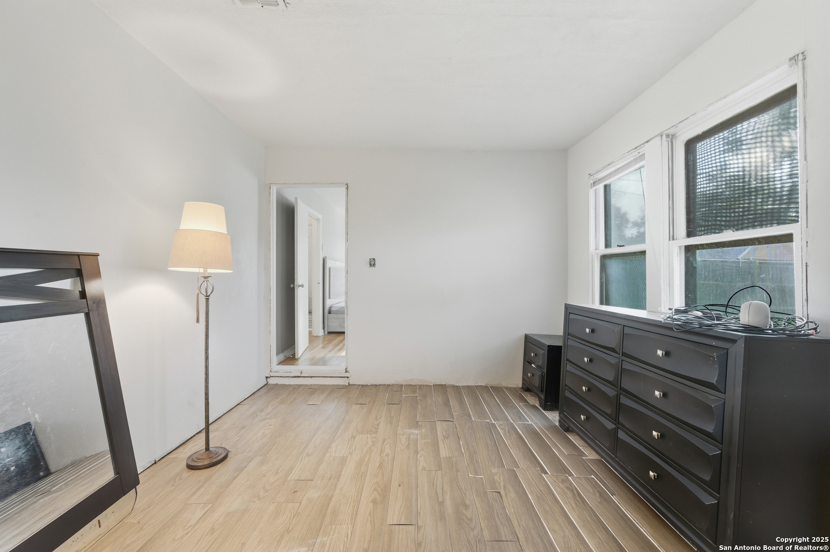 118 Raleigh Place San Antonio, TX 78201 - Photo 18 of 25 a room with a dresser and a window