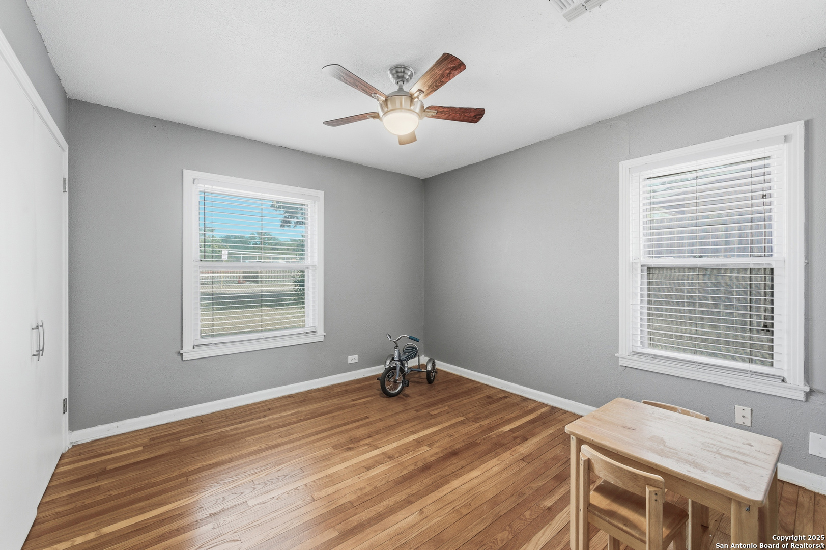 118 Raleigh Place San Antonio, TX 78201 - Photo 19 of 25 a room with bed and window
