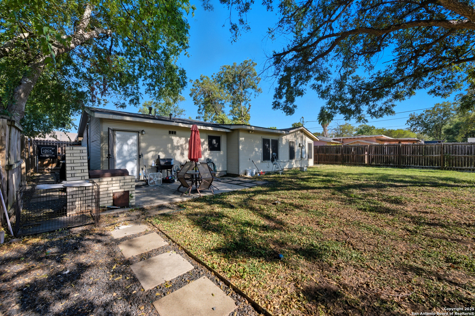 118 Raleigh Place San Antonio, TX 78201 - Photo 21 of 25 a view of a house with backyard