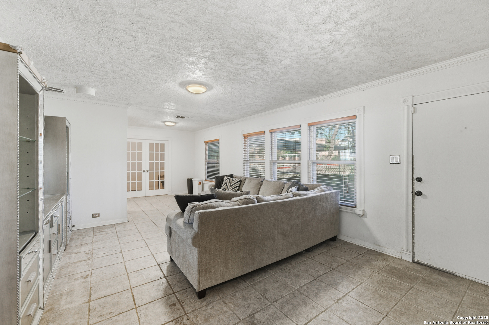 118 Raleigh Place San Antonio, TX 78201 - Photo 6 of 25 a living room with furniture and a window
