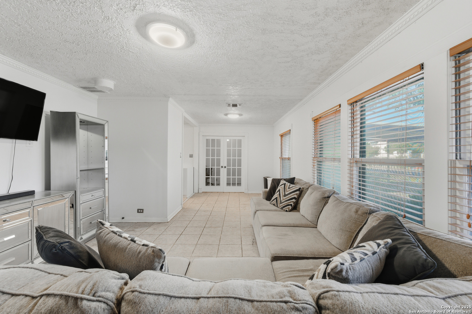 118 Raleigh Place San Antonio, TX 78201 - Photo 7 of 25 a living room with furniture and a flat screen tv