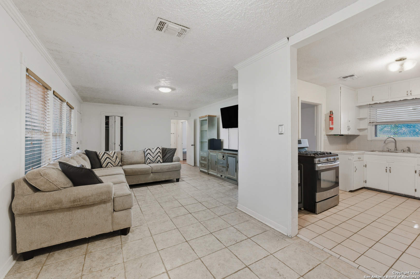 118 Raleigh Place San Antonio, TX 78201 - Photo 9 of 25 a living room with furniture and a refrigerator