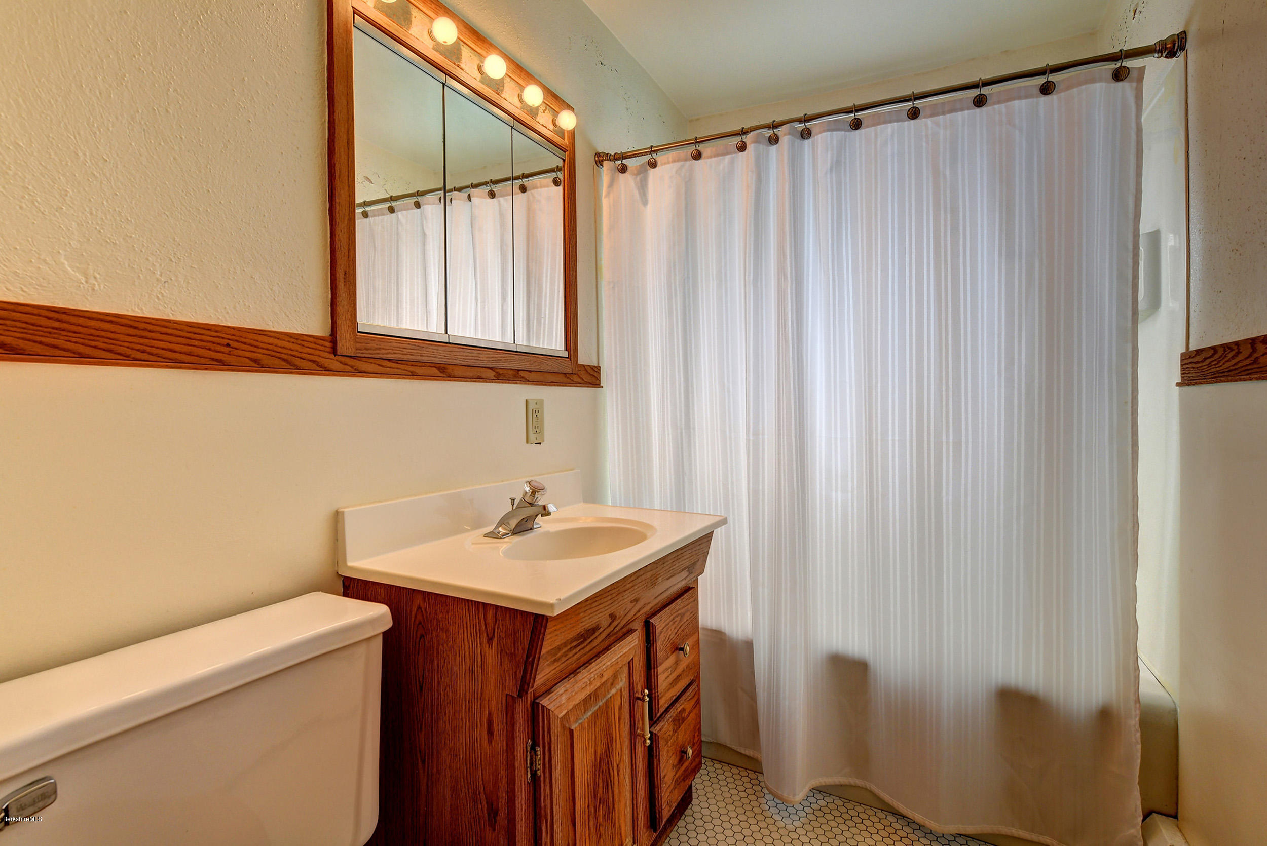 31 New Lenox Road Lenox, MA 01240 - Photo 17 of 24 16-Bathroom