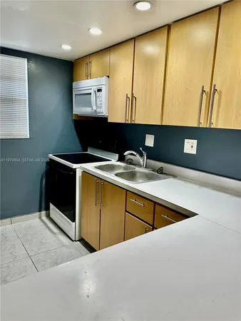 $2,095 | 8101 Southwest 73rd Avenue, Unit 17, Miami, FL 33143