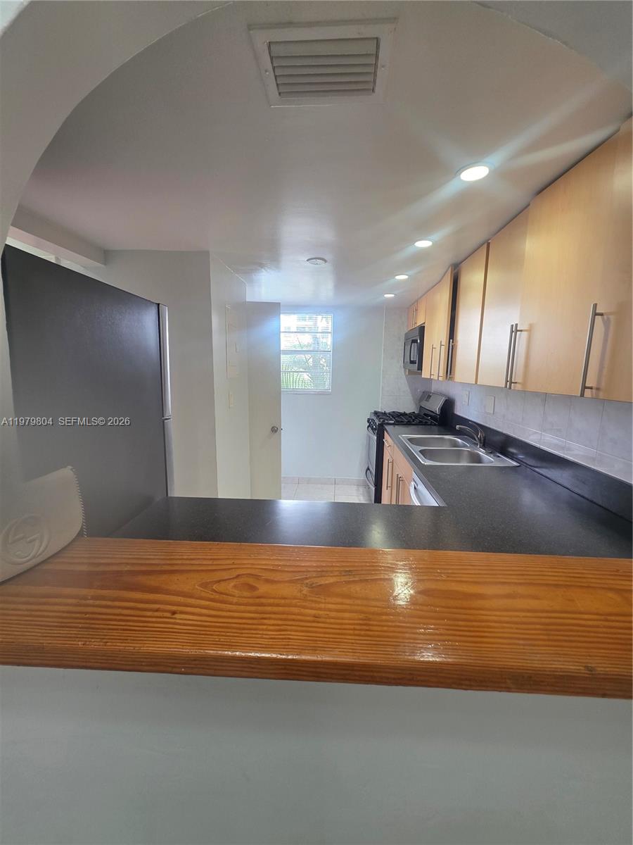 8101 Southwest 73rd Avenue, Unit 17 Miami, FL 33143 - Photo 39 of 66 a view of kitchen and empty room