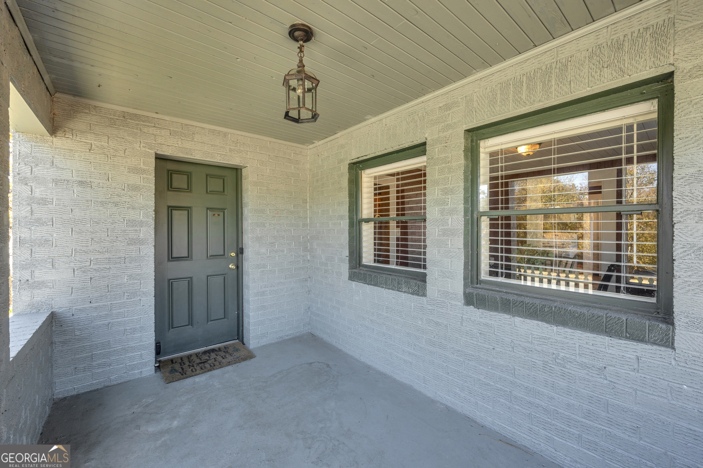 288 South Broad Street Toccoa, GA 30577 - Photo 5 of 23 a view of an empty room with a window