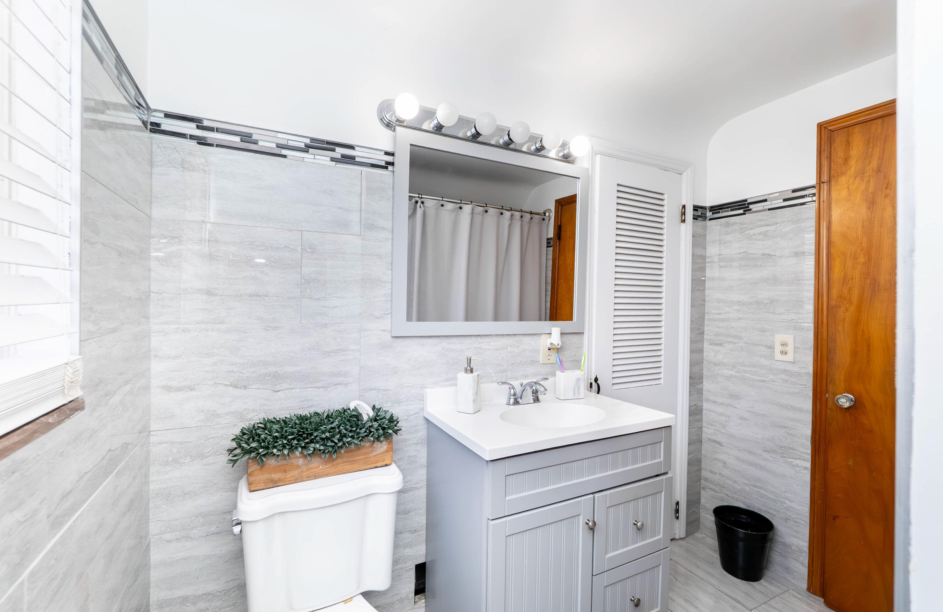 14844 Inkster Road Redford, MI 48239 - Photo 4 of 44 20260408_dsc06027