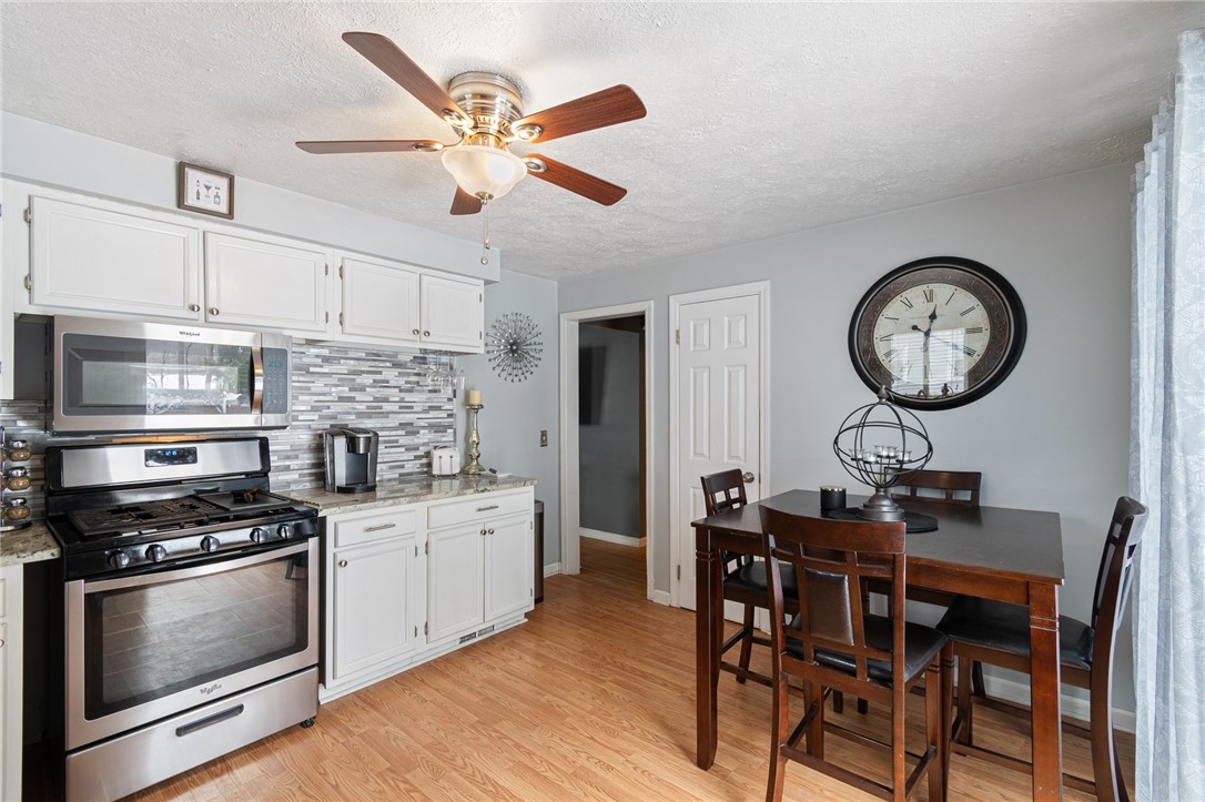 544 Glenview Court Webster, NY 14580 - Photo 9 of 31 What a great kitchen! Tile backsplash- granite cou