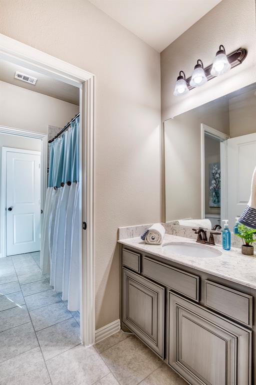 7760 Hackamore Street Frisco, TX 75036 - Photo 29 of 40 Jack & Jill bathroom