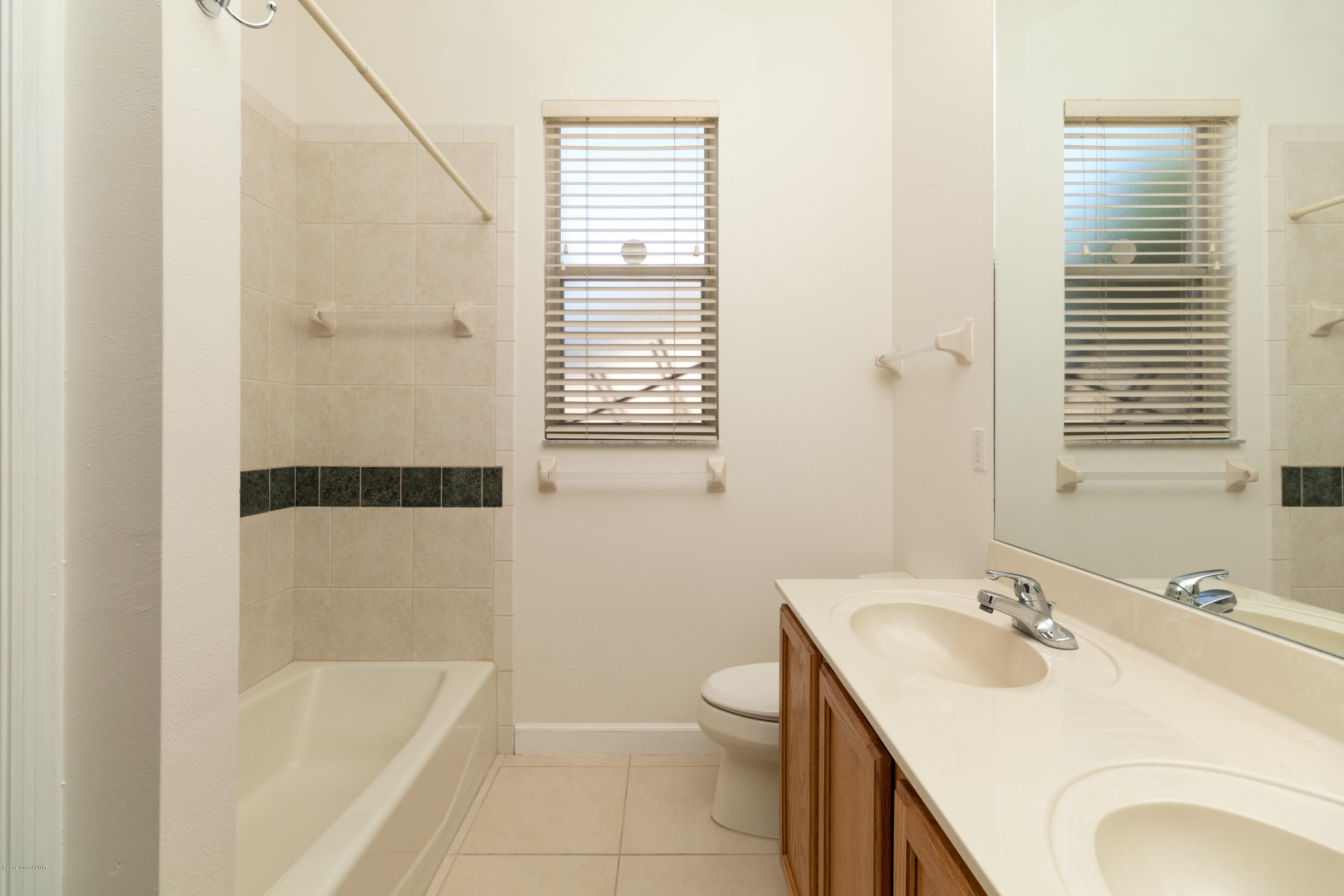 8020 Kingswood Way Melbourne, FL 32940 - Photo 18 of 24 Guest Bath