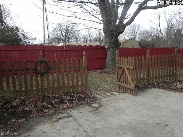 575 Spring Street Struthers, OH 44471 - Photo 16 of 17 A view of the fenced yard