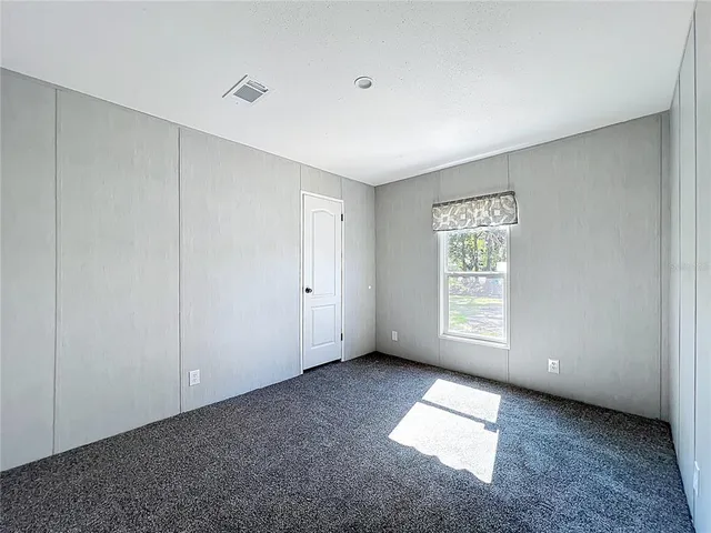 a view of empty room with window