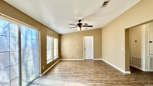 $279,999 | 1545 County Road 665, Devine, TX 78016