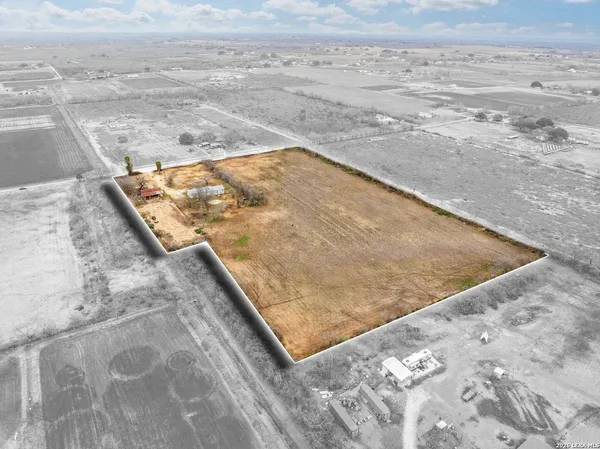 $279,999 | 1545 County Road 665, Devine, TX 78016