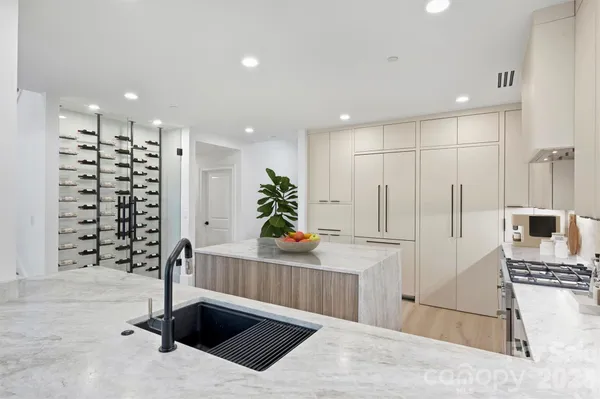 $2,050,000 | 435 South Tryon Street, Unit 301, Charlotte, NC 28202