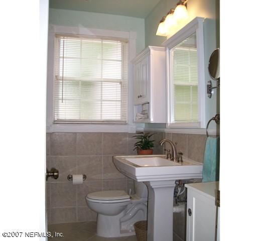 4012 Dover Road Jacksonville, FL 32207 - Photo 14 of 20 a bathroom with a sink and a toilet