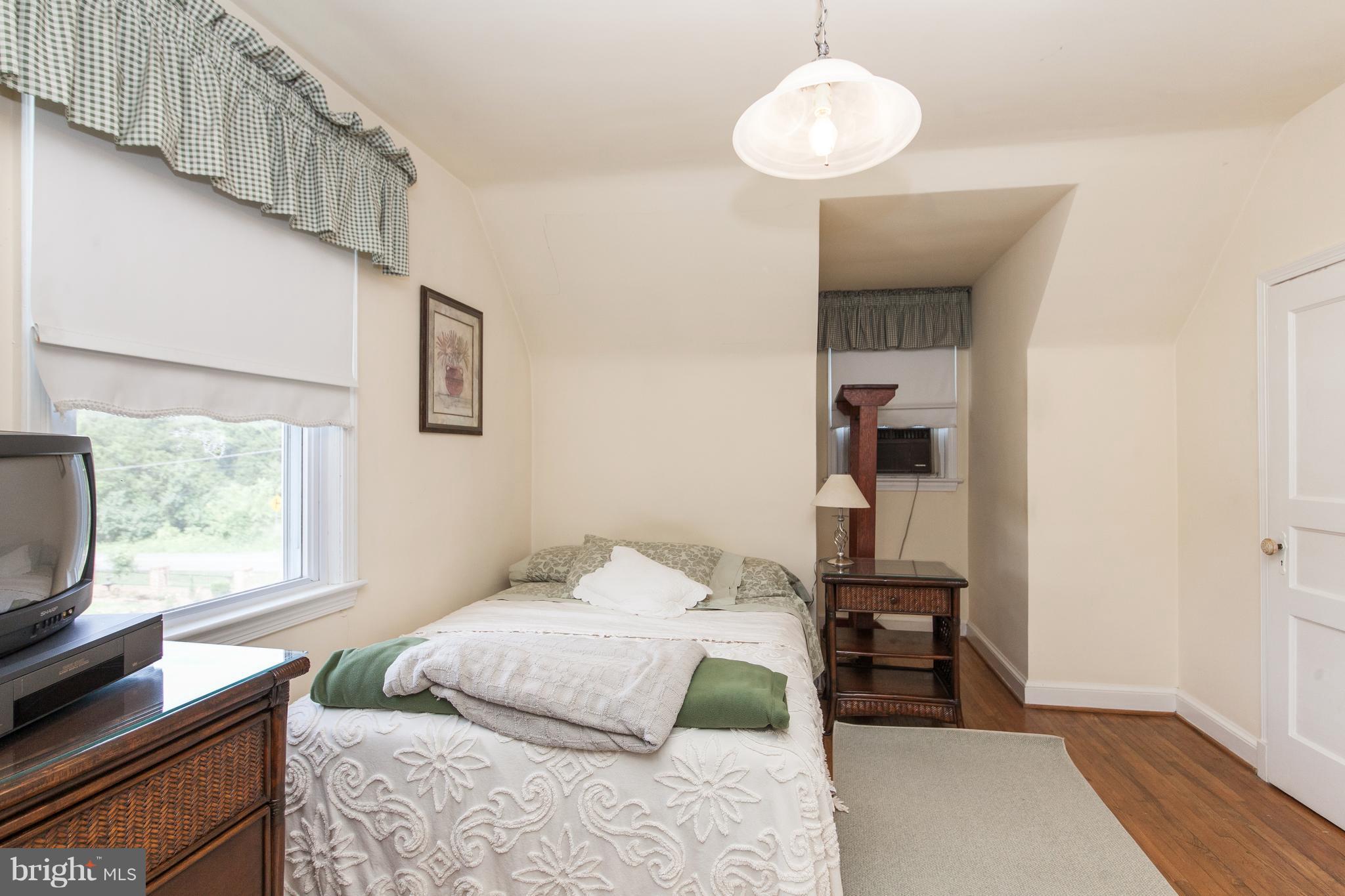 8504 Rolling Road Manassas, VA 20110 - Photo 22 of 30 Bedroom