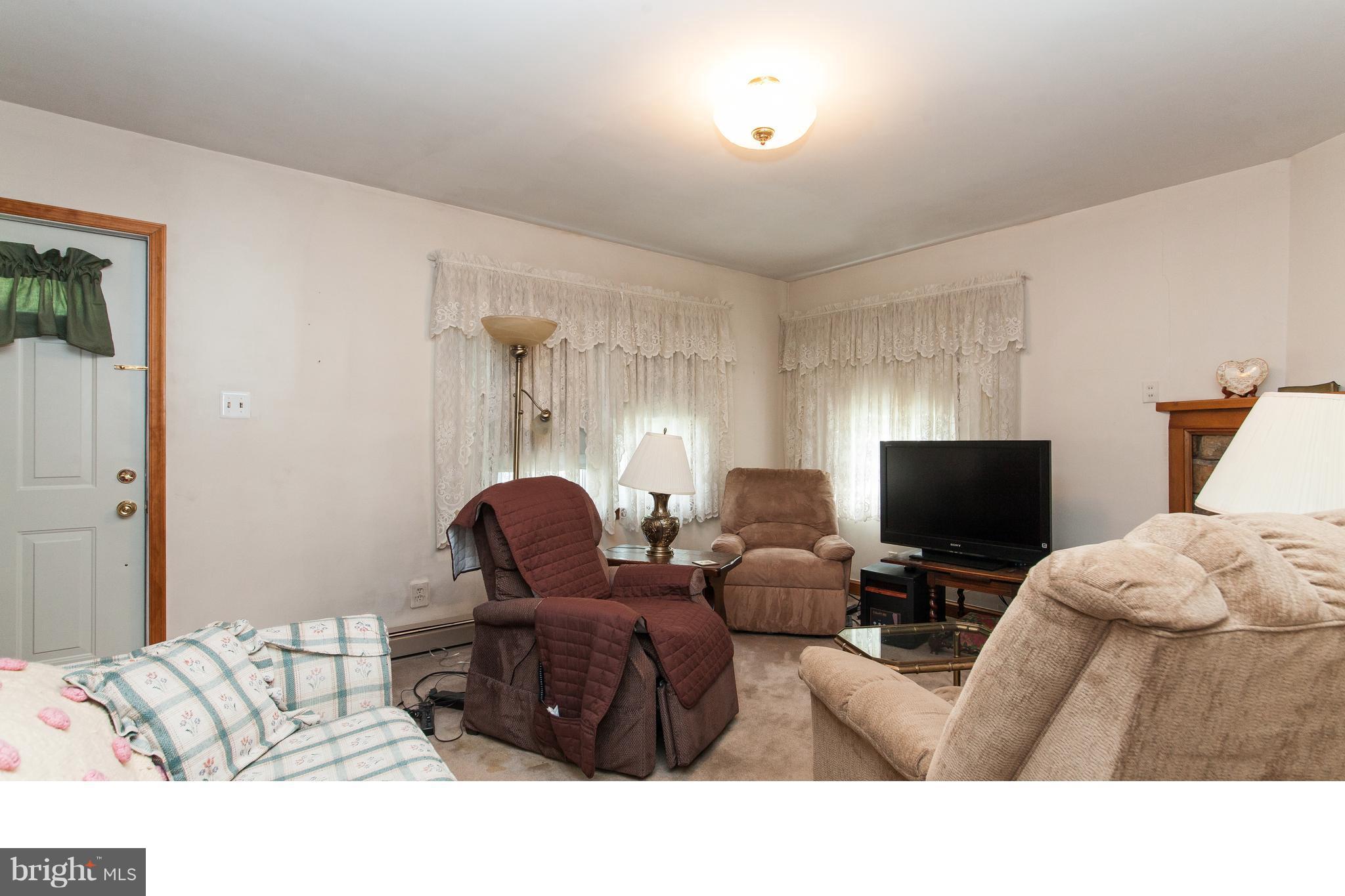 8504 Rolling Road Manassas, VA 20110 - Photo 4 of 30 Living Room