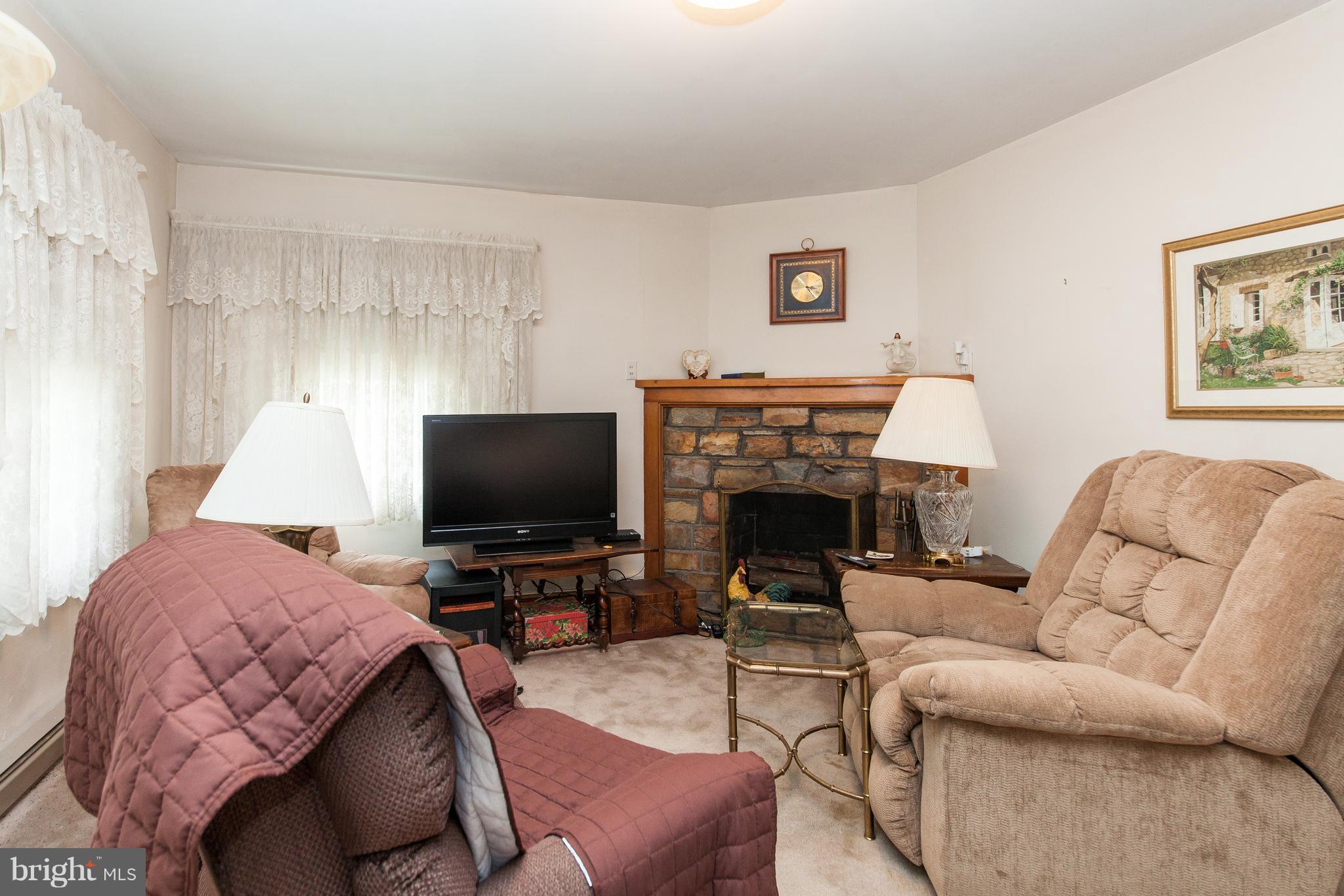 8504 Rolling Road Manassas, VA 20110 - Photo 5 of 30 Living Room