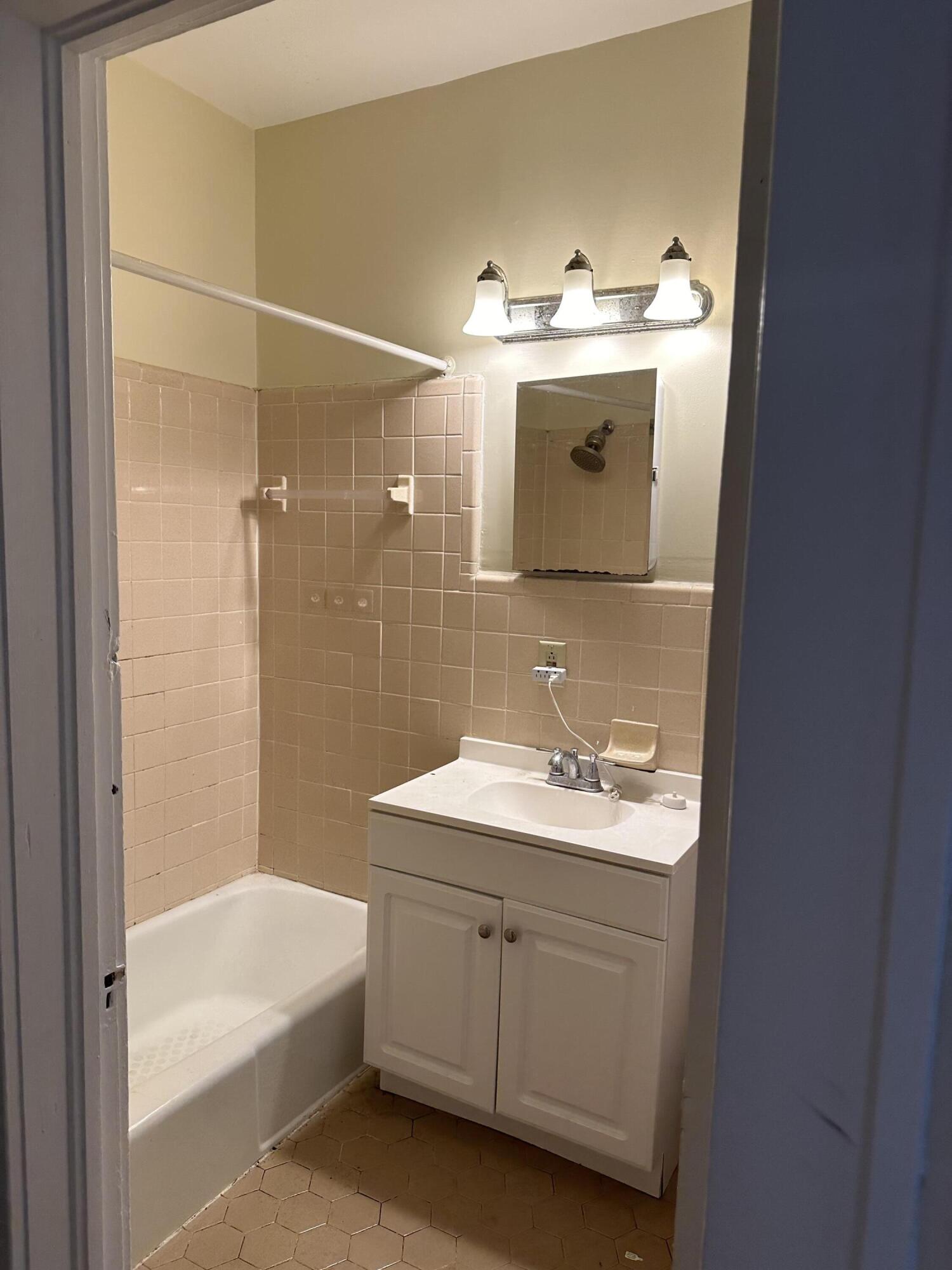 56 Laurens Street, Unit C Charleston, SC 29401 - Photo 8 of 11 IMG_1867