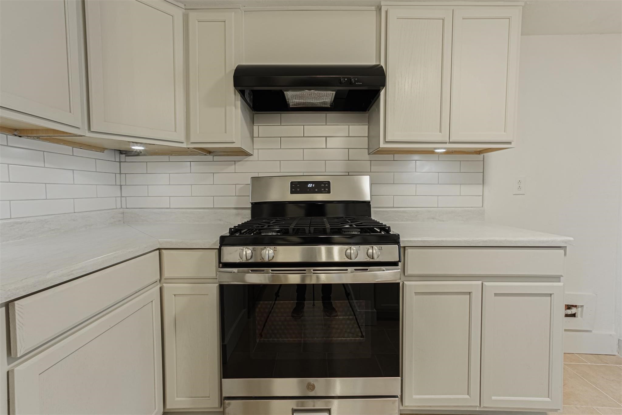 1255 Blalock Road, Unit 9 Houston, TX 77055 - Photo 6 of 15 a stove top oven sitting inside of a kitchen