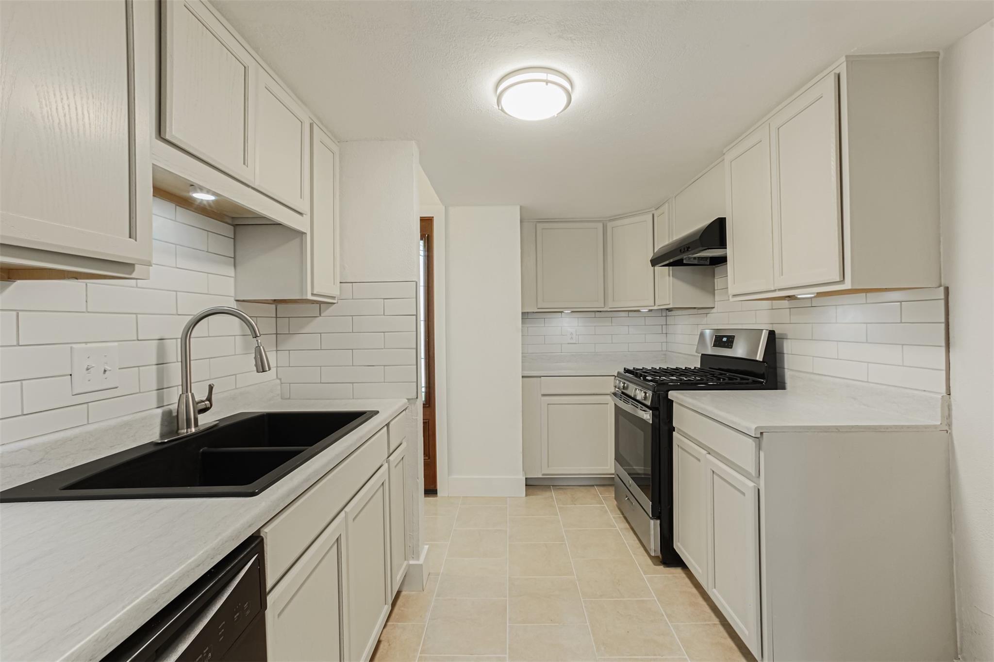 1255 Blalock Road, Unit 9 Houston, TX 77055 - Photo 8 of 15 a kitchen with stainless steel appliances granite countertop a sink stove refrigerator and cabinets