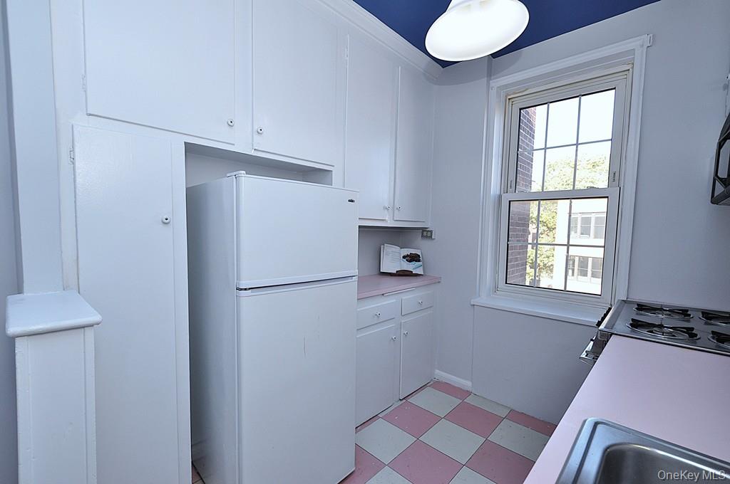 949 Palmer Road, Unit 6H Bronxville, NY 10708 - Photo 12 of 48 a room with a window and refrigerator
