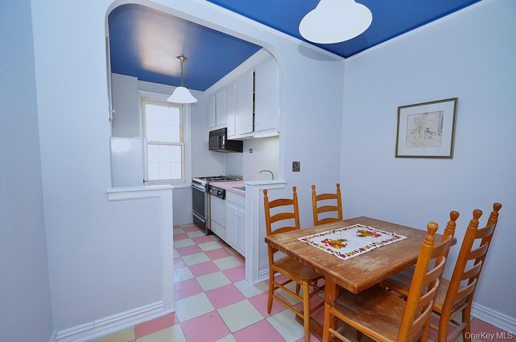 949 Palmer Road, Unit 6H Bronxville, NY 10708 - Photo 14 of 48 a kitchen with a appliances a sink and a stove