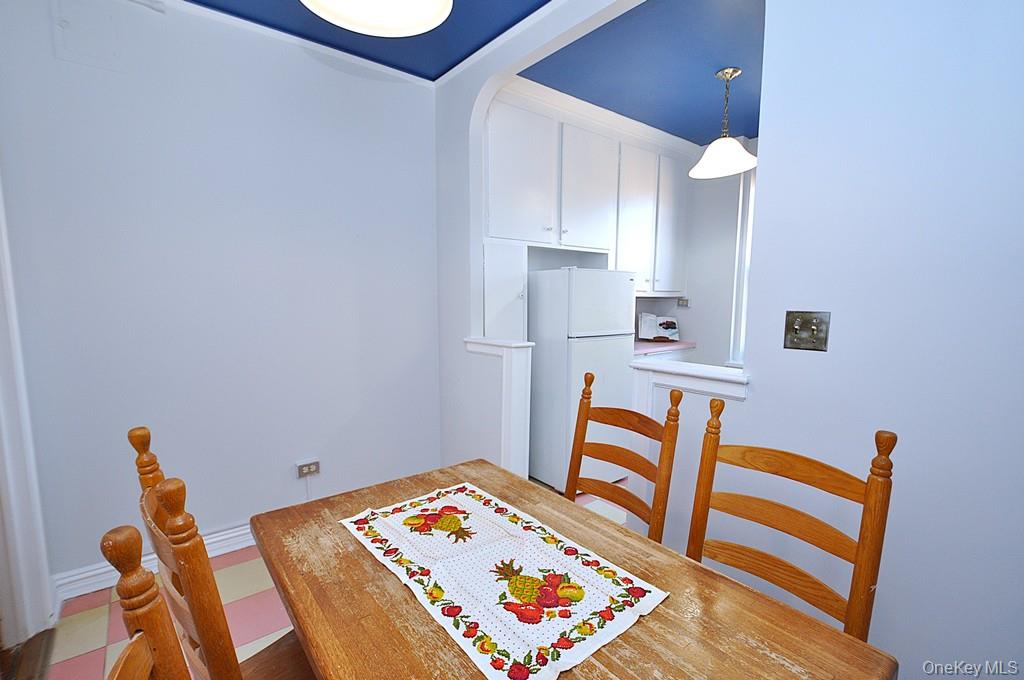 949 Palmer Road, Unit 6H Bronxville, NY 10708 - Photo 16 of 48 a bedroom with a bed and a lamp on table