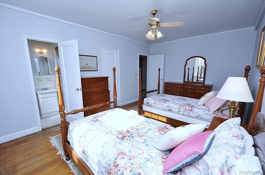 949 Palmer Road, Unit 6H Bronxville, NY 10708 - Photo 26 of 48 a bedroom with a bed and a dresser