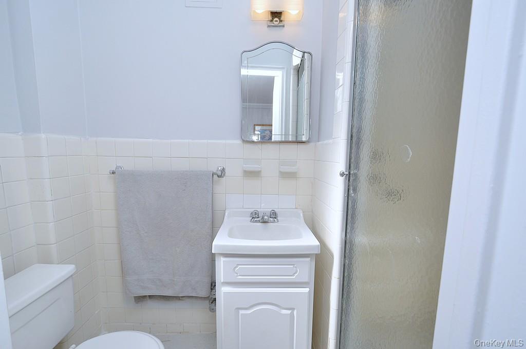 949 Palmer Road, Unit 6H Bronxville, NY 10708 - Photo 28 of 48 a bathroom with a sink a toilet and mirror
