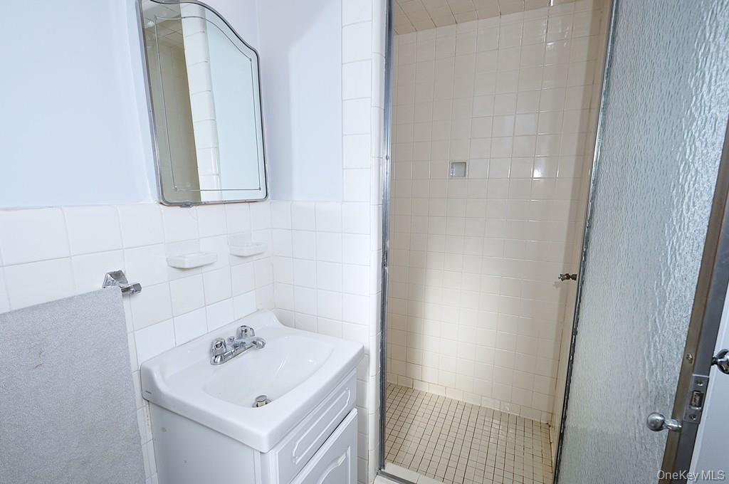 949 Palmer Road, Unit 6H Bronxville, NY 10708 - Photo 29 of 48 a bathroom with a sink toilet and mirror