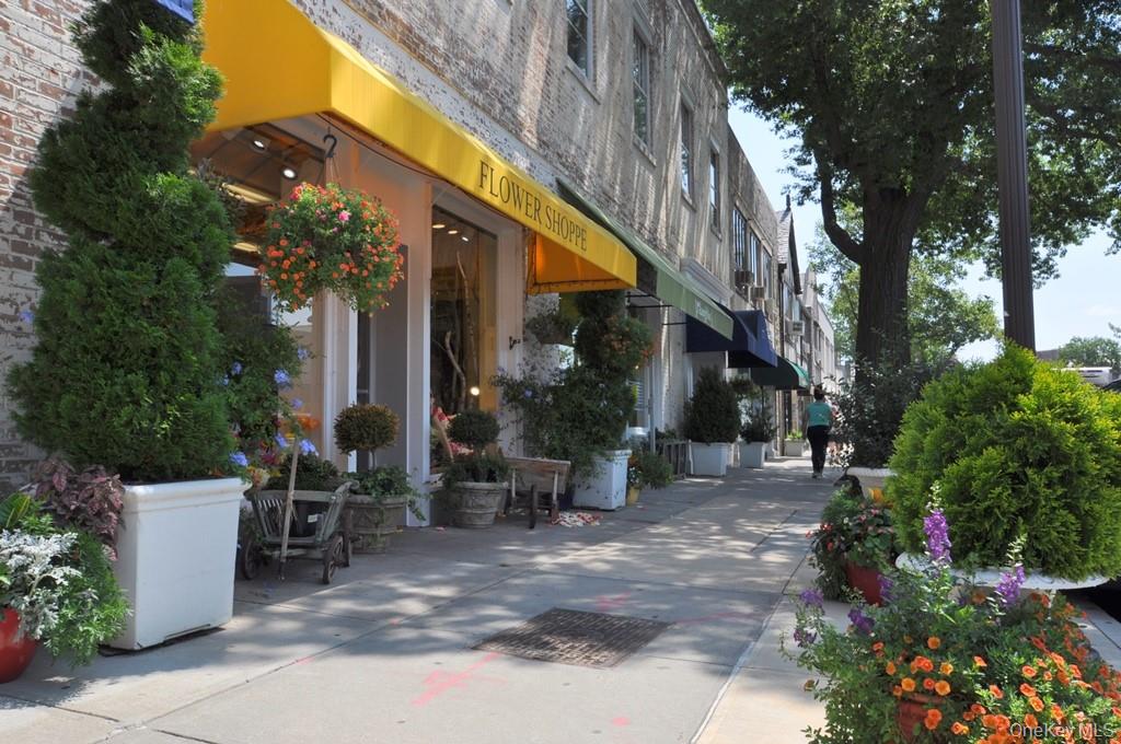 949 Palmer Road, Unit 6H Bronxville, NY 10708 - Photo 42 of 48 a view of a building with sitting area