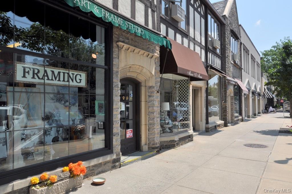 949 Palmer Road, Unit 6H Bronxville, NY 10708 - Photo 43 of 48 a outdoor view of a building with traffic signal lights
