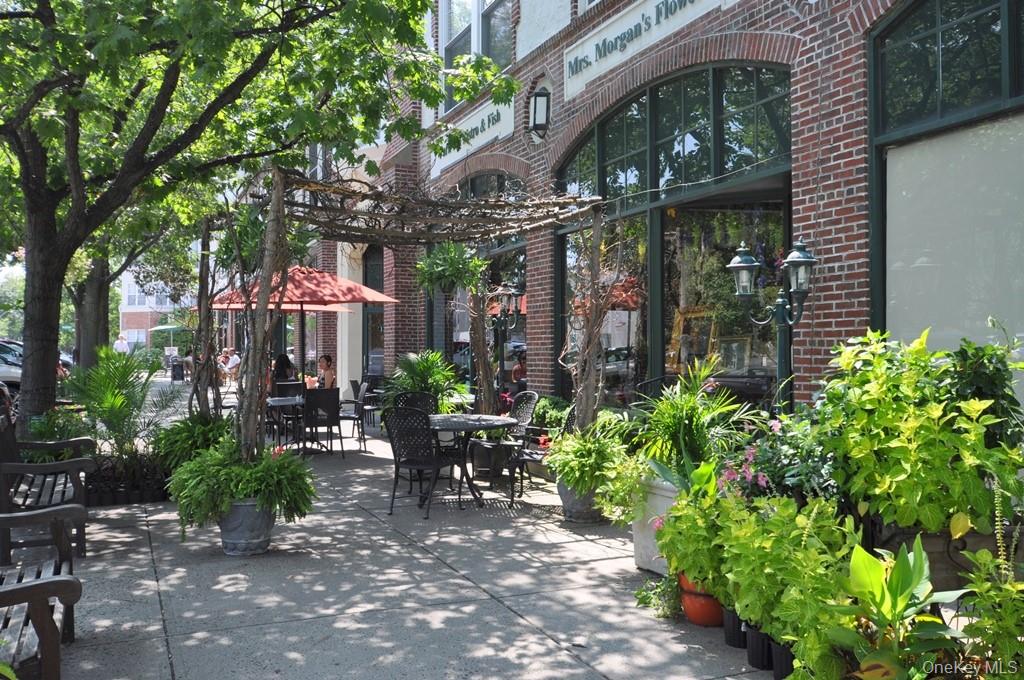 949 Palmer Road, Unit 6H Bronxville, NY 10708 - Photo 44 of 48 a view of a building with sitting area