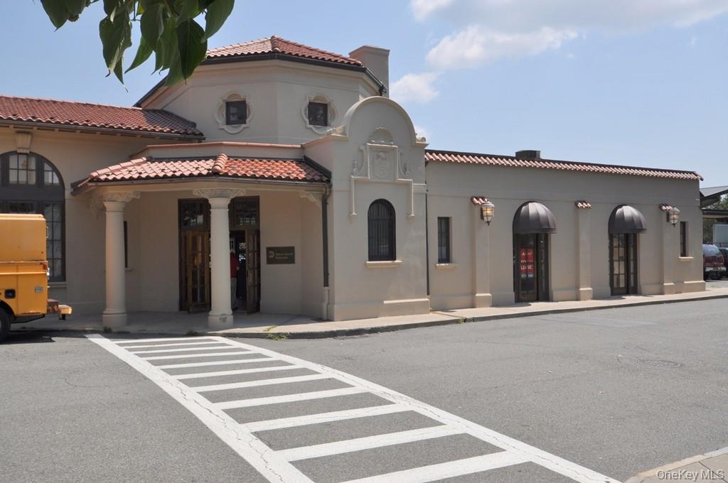 949 Palmer Road, Unit 6H Bronxville, NY 10708 - Photo 47 of 48 a view of a building with car windows
