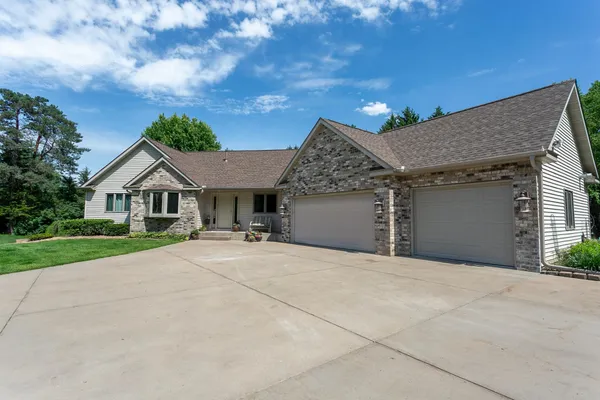 $800,000 | 17162 Red Wing Boulevard, Hastings, MN 55033