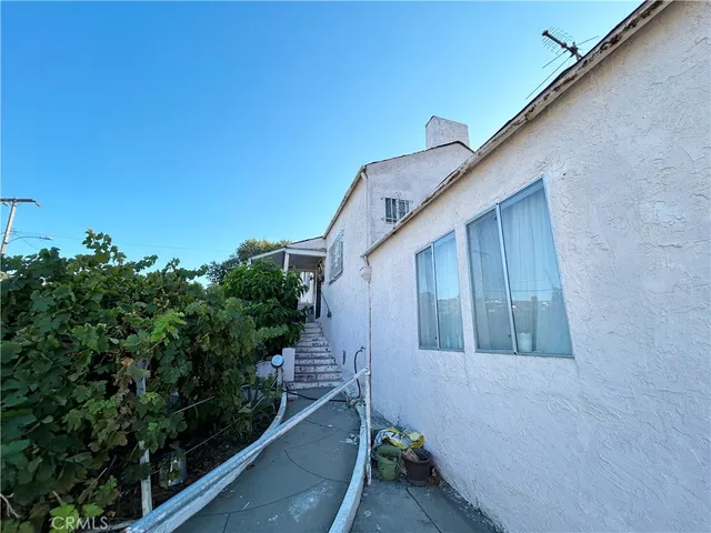a house view with a backyard space