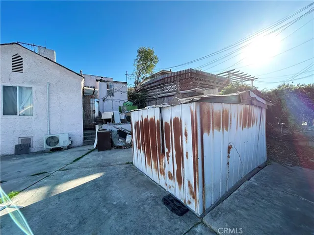 a view of a backyard